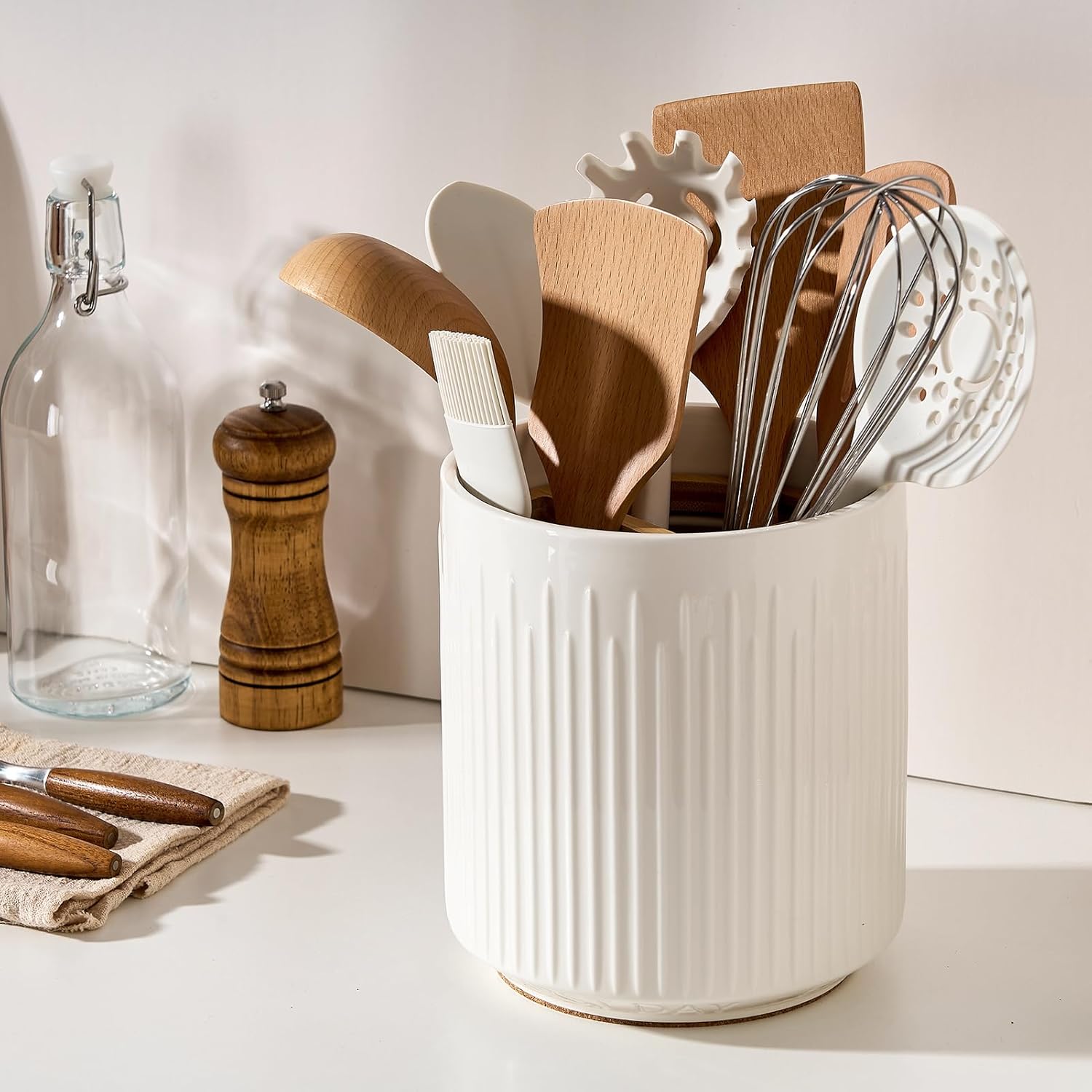 JIEMEI HOME Kitchen Utensil Rack 7.25 inch (Approx. 18.3 cm) Large Ceramic Stabilized Utensil Rack with Cork Cushion Removable Bamboo Divider Convenient Kitchen Decor White