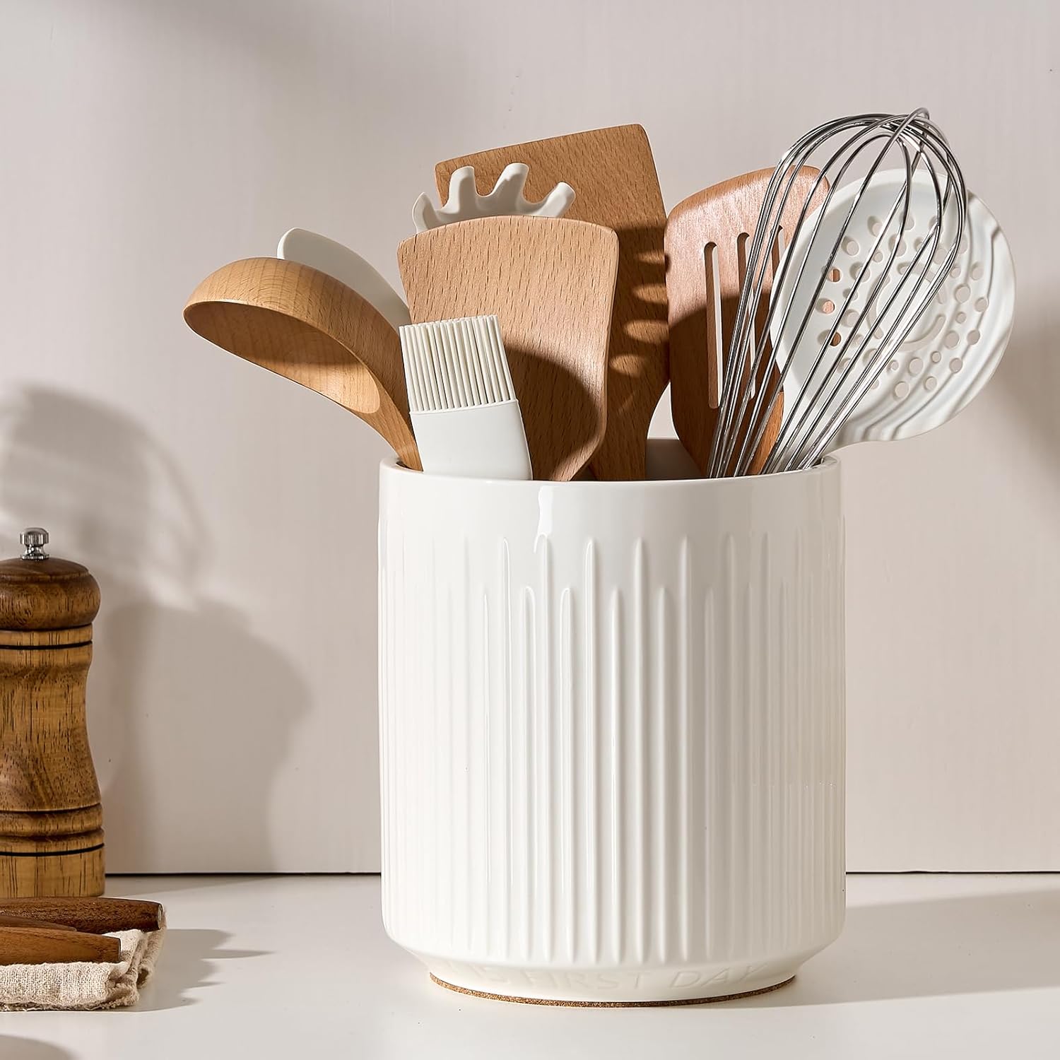 JIEMEI HOME Kitchen Utensil Rack 7.25 inch (Approx. 18.3 cm) Large Ceramic Stabilized Utensil Rack with Cork Cushion Removable Bamboo Divider Convenient Kitchen Decor White