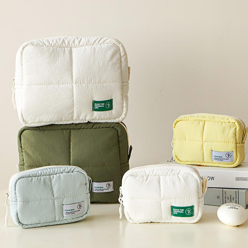 Custom-logo-Nylon-Waterproof-Fashionable-Makeup-Organizer.jpg Nylon Cosmetic Bag